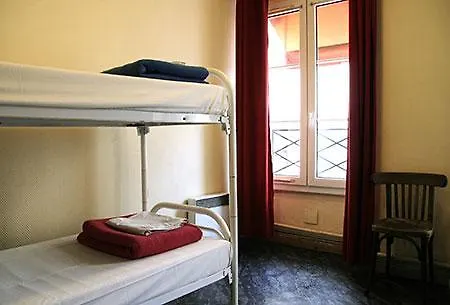 Aloha Hostel Eiffel Tower by Hiphophostels-2